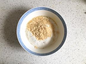 倒入磨碎的花生