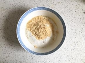 倒入磨碎的花生