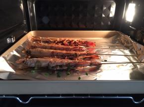 中途给虾翻一个面，继续烤