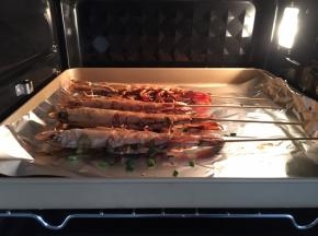 中途给虾翻一个面，继续烤