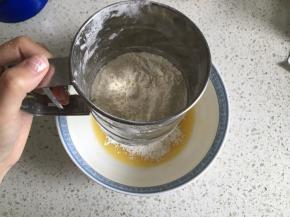 粉类混合物过筛加入到油类混合物中