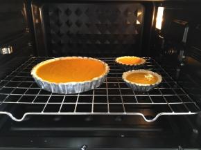 取出派皮，倒入南瓜派馅，刮平馅，放入烤箱，170度，上下火，烤20-25分钟