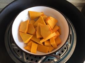 派馅制作：南瓜去皮切片上锅蒸20分钟蒸熟透