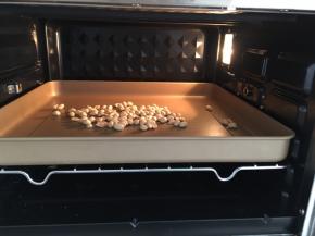 花生仁进烤箱，170度，上下火，烤7分钟左右