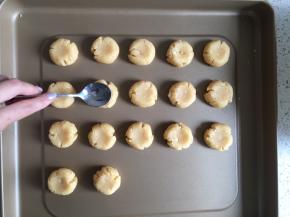 用小勺子轻压，会形成自然裂纹