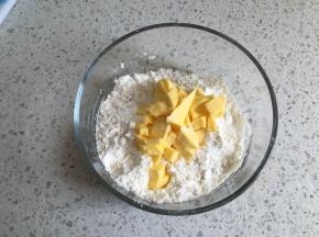 加入切丁软化的黄油