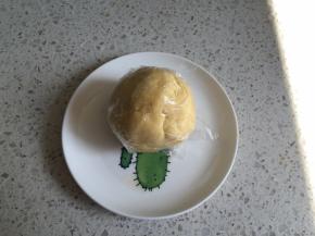 然后轻揉成团即可，包上保鲜膜，放入冰箱冷藏20分钟