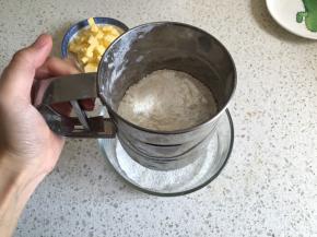 派皮制作：低筋面粉过筛一遍加入到容器内