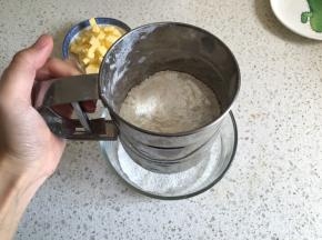 派皮制作：低筋面粉过筛一遍加入到容器内