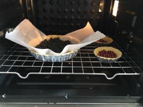 派皮上铺上油纸，放上烤石或者黑豆之类的，防止烤制过程派皮凸起，烤箱提前预热180度，上下火，烤10分钟