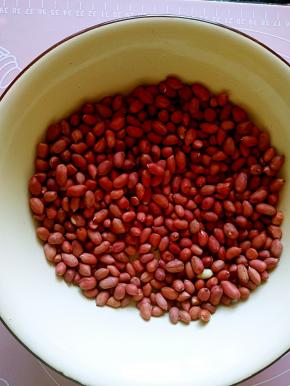 准备红皮花生，个人认为花生还是红皮的香。