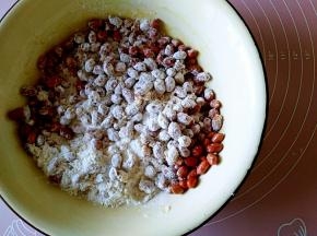 再倒入适量面粉，用手抓拌。