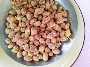 用漏勺筛去多余的面粉。