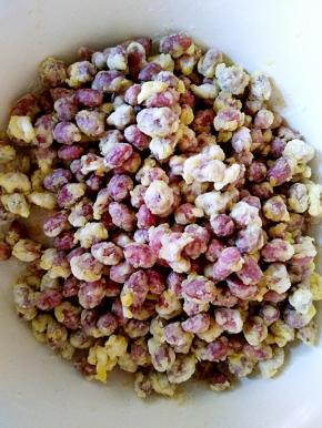 下油锅炸至花生熟透盛出。