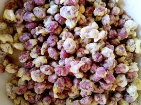 下油锅炸至花生熟透盛出。
