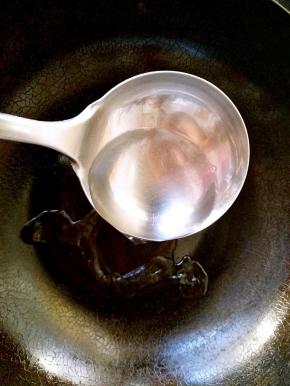 重新起锅，锅中倒入半勺清水