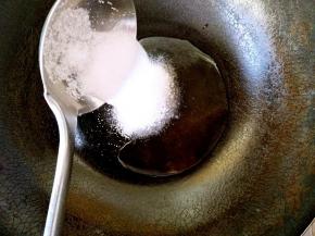 再倒入半勺白砂糖