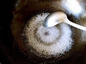 开火熬糖，一边熬一边用勺子背轻轻搅拌