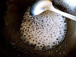 b熬至起大泡，糖液变的浓稠。