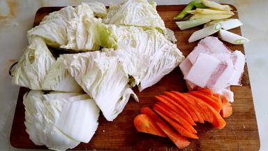 白菜切块，胡萝卜切片，肉切片，葱，姜切丝。