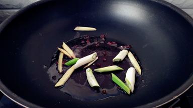 锅中放油烧热，放入葱，姜花椒粒炝锅出味。