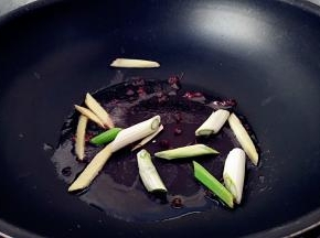 锅中放油烧热，放入葱，姜花椒粒炝锅出味。