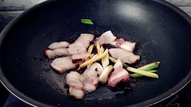 放入肉片煎至出油。