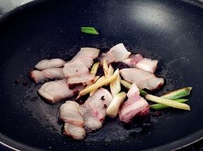 放入肉片煎至出油。