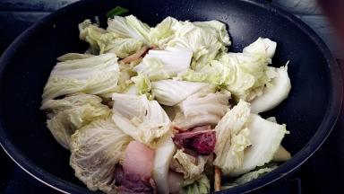 放入白菜翻拌均匀。