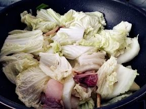 放入白菜翻拌均匀。