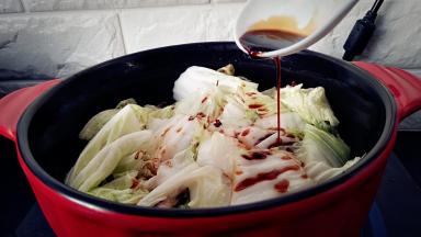 把白菜移入砂锅中，淋入生抽。