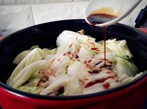 把白菜移入砂锅中，淋入生抽。