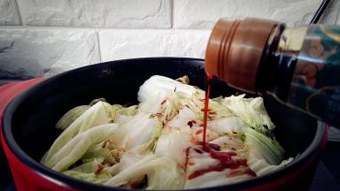 淋入酱油，五香粉，八角，加入两碗清水。