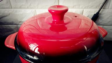 盖上锅盖大火烧开，转中小火烧5分钟。