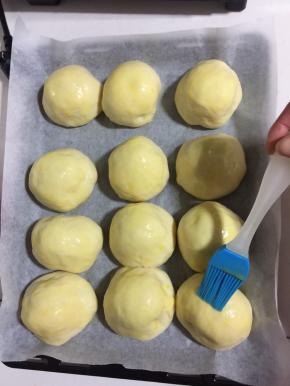 发酵好后，在面包胚表面薄薄的刷一层蛋液！