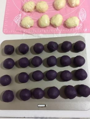 面团松弛的时候我们来把紫薯馅儿揉成光滑的圆球！