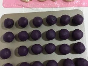 面团松弛的时候我们来把紫薯馅儿揉成光滑的圆球！