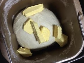 加入软化的黄油！