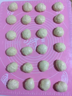 面团排气后分割成若干个小剂子揉圆！(我是每个剂子40克，你可以随自己的喜好来分！)