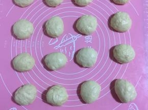 面团排气后分割成若干个小剂子揉圆！(我是每个剂子40克，你可以随自己的喜好来分！)