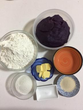 用电子秤称好所需的材料:
面包粉500克，耐高糖酵母6克，凉水320克，白糖100克，盐2克，黄油50克，紫薯馅儿960克！