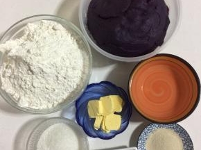 用电子秤称好所需的材料:
面包粉500克，耐高糖酵母6克，凉水320克，白糖100克，盐2克，黄油50克，紫薯馅儿960克！