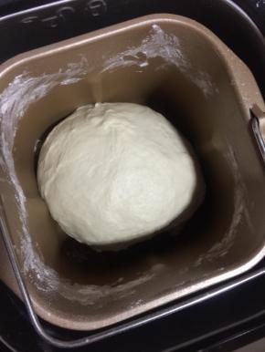 启动面包机，按和面程序20分钟，揉成光滑的面团！