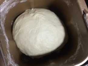 启动面包机，按和面程序20分钟，揉成光滑的面团！