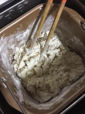 用筷子搅拌一下，面粉成面絮状，以免面包机揉面的时候面粉飞溅！