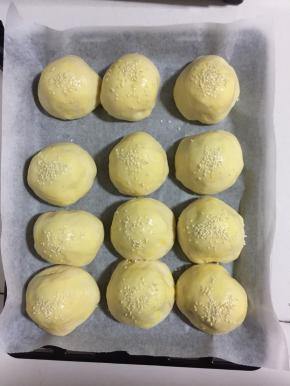 在表面撒适量白芝麻！