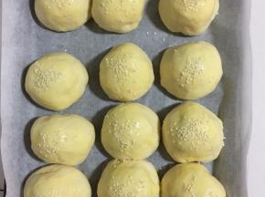 在表面撒适量白芝麻！