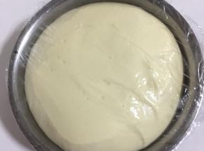 发酵至两倍大即可！用手指戳一下，不回缩就说明发酵好了！