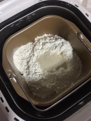 把除黄油外的材料放入面包机内桶中！