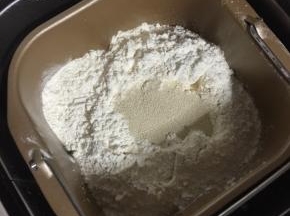把除黄油外的材料放入面包机内桶中！